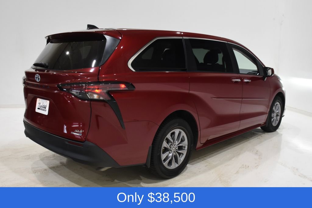 Used 2023 Toyota Sienna XLE image 5