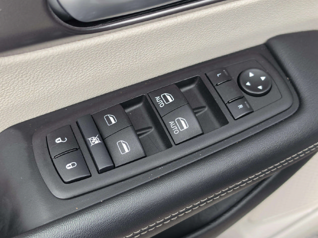 Used 2024 Chrysler Pacifica Touring-L FWD image 28