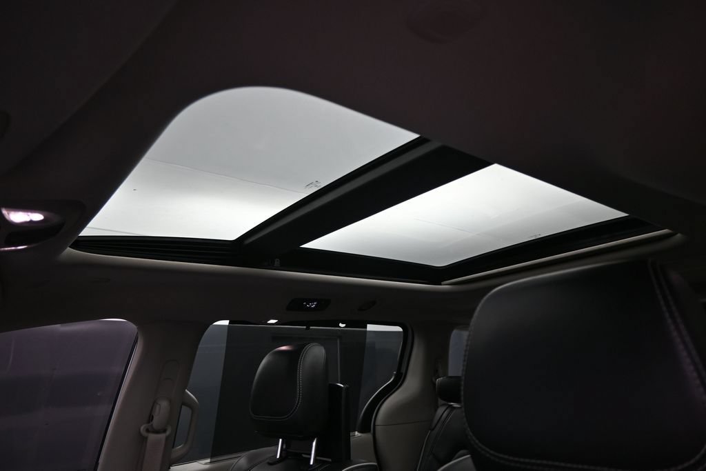 Used 2024 Chrysler Pacifica Limited w/ Uconnect Theater Family Group FWD image 12
