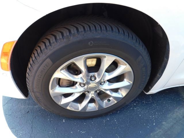 Used 2021 Chrysler Pacifica Touring-L w/ Premium & Safety Sphere Group image 4