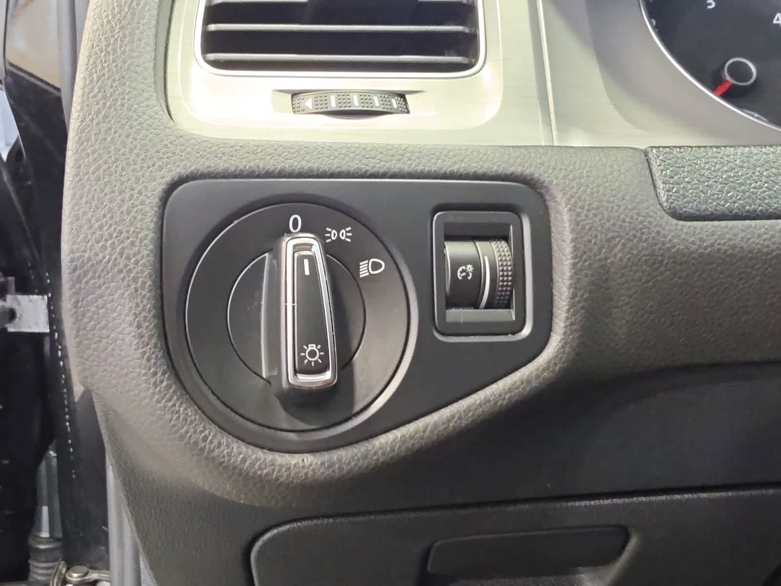 Used 2015 Volkswagen Golf TDI S FWD image 17