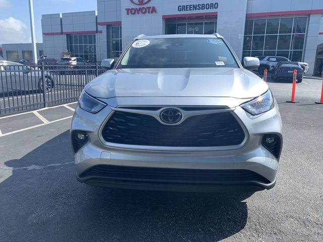 Used 2023 Toyota Highlander XLE FWD image 3
