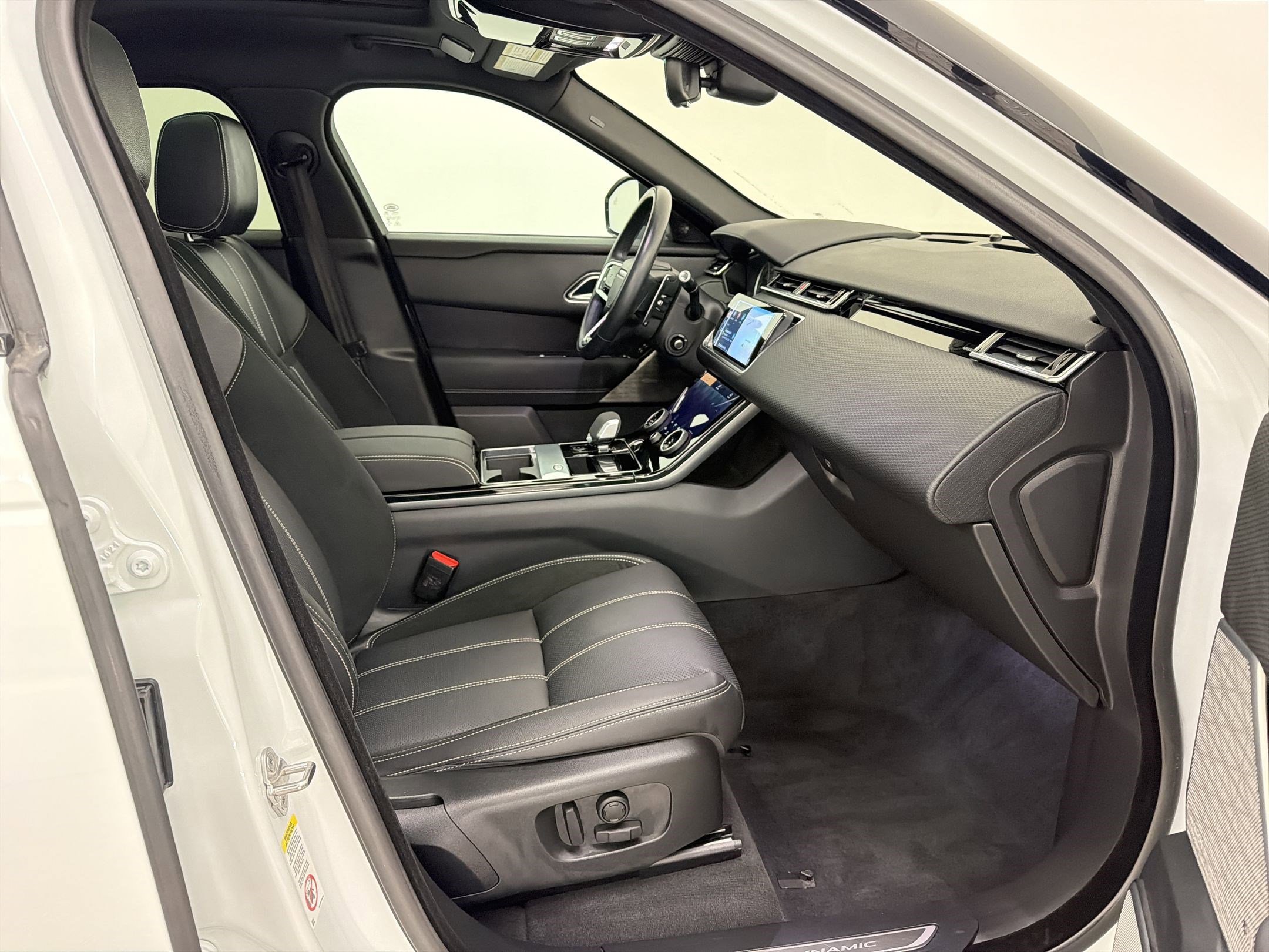 Used 2022 Land Rover Range Rover Velar R-Dynamic S image 27