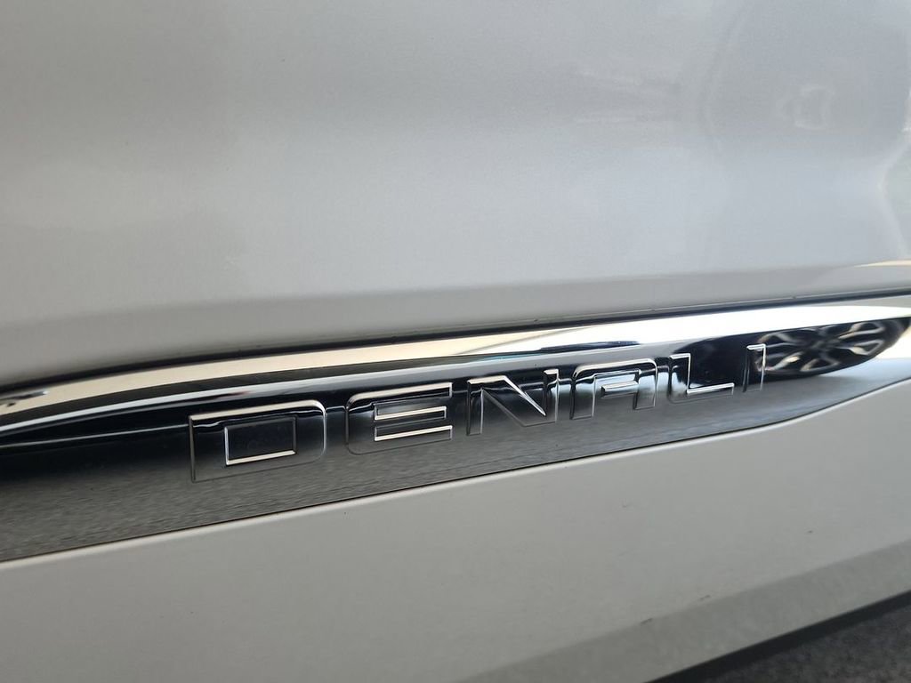 Certified 2018 GMC Acadia Denali w/ Technology Package FWD image 32