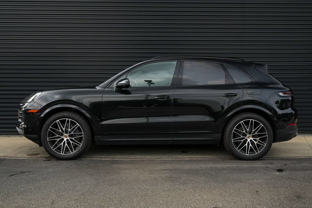 Certified 2025 Porsche Cayenne E-Hybrid AWD/4WD image 2