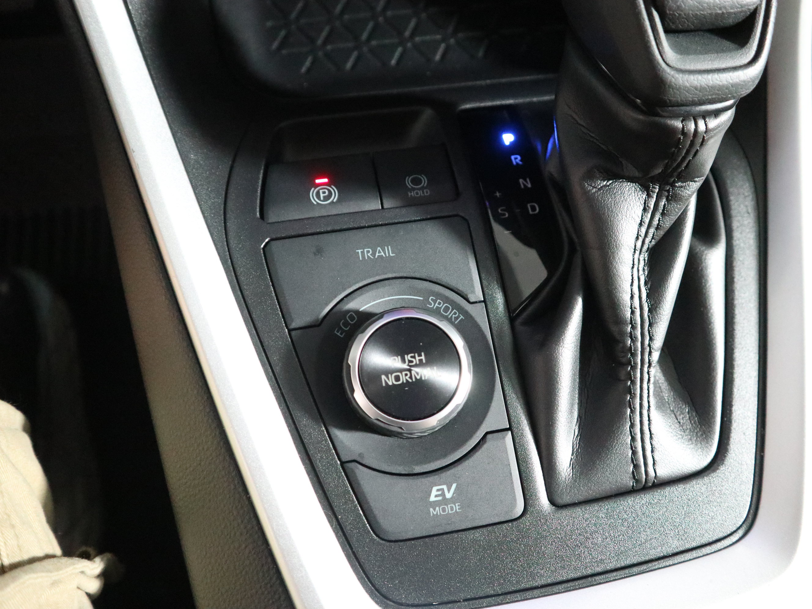 Used 2025 Toyota RAV4 LE AWD/4WD image 30