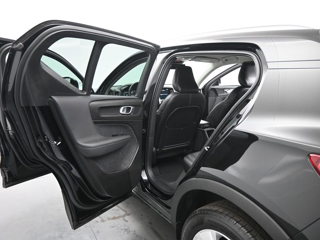 Used 2022 Volvo XC40 T5 Momentum AWD/4WD image 16