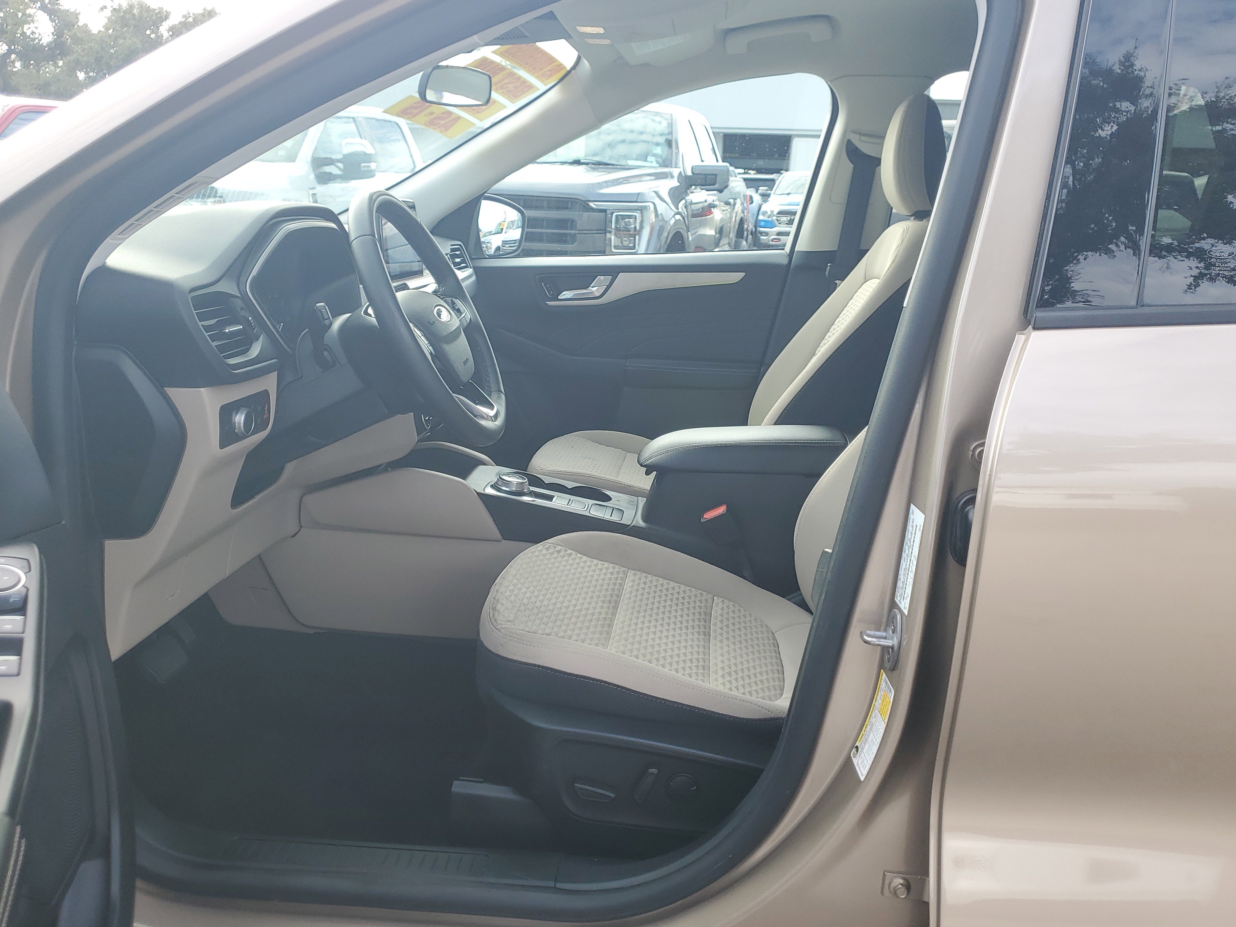 Used 2021 Ford Escape SE w/ SE Sport Appearance Package image 21