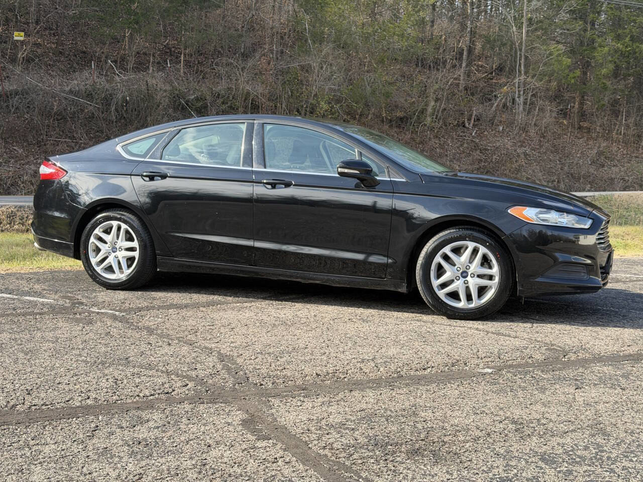 Used 2016 Ford Fusion SE image 2