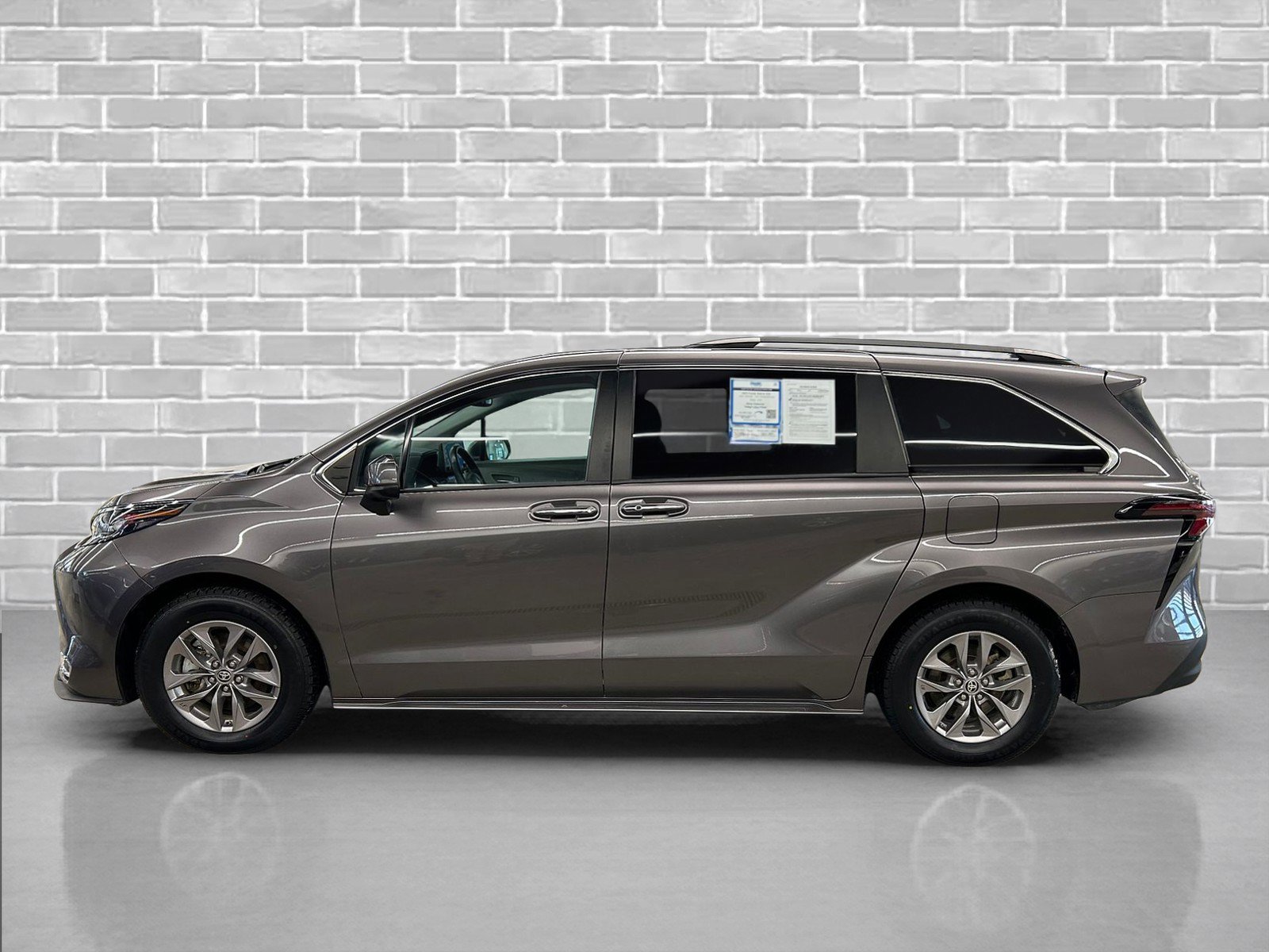 Used 2023 Toyota Sienna XLE image 2