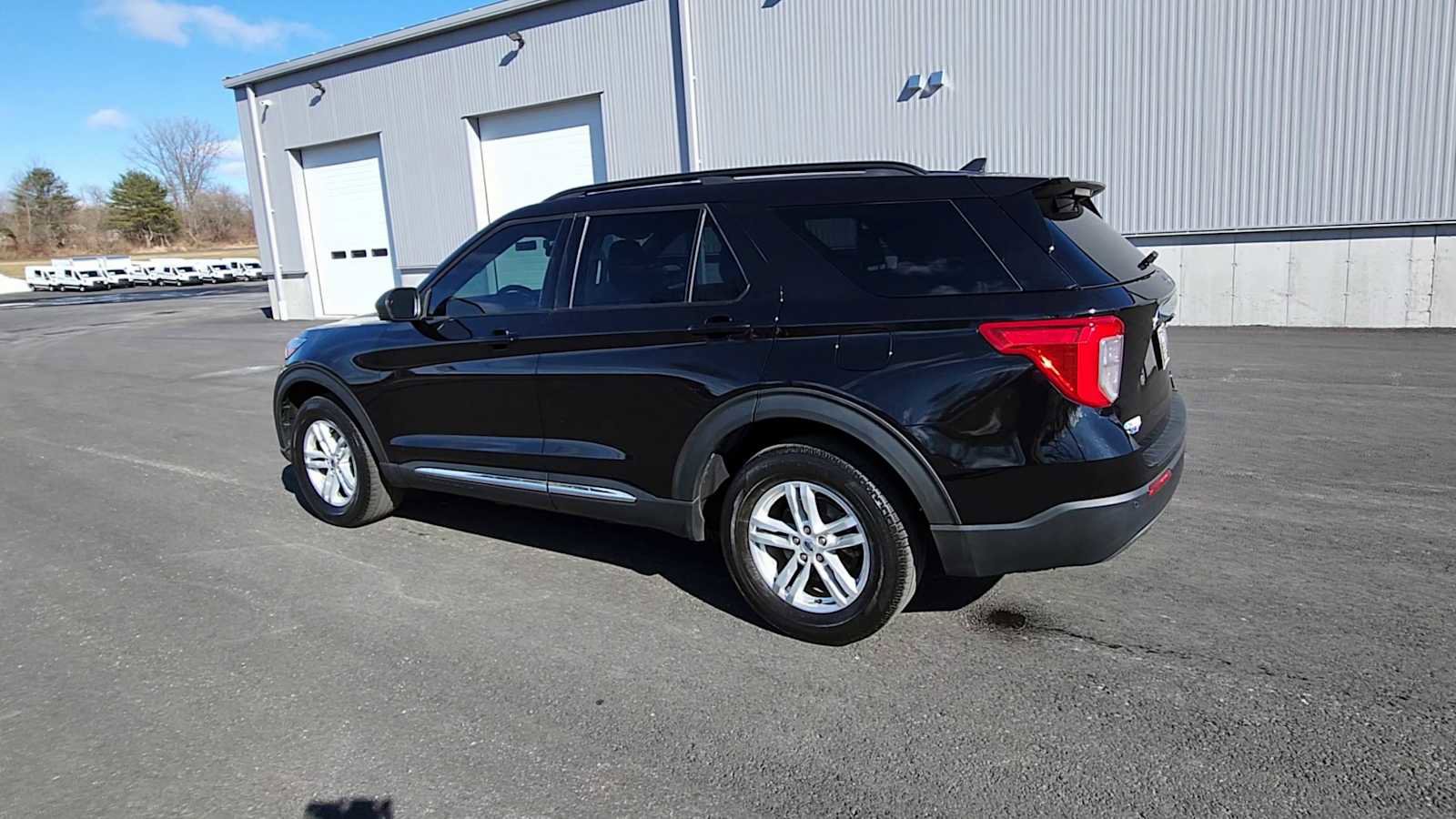 Used 2022 Ford Explorer XLT w/ Equipment Group 202A image 6