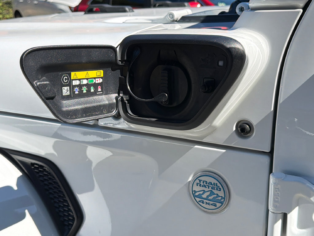 Used 2022 Jeep Wrangler Unlimited Sahara w/ Cold Weather Group AWD/4WD image 18