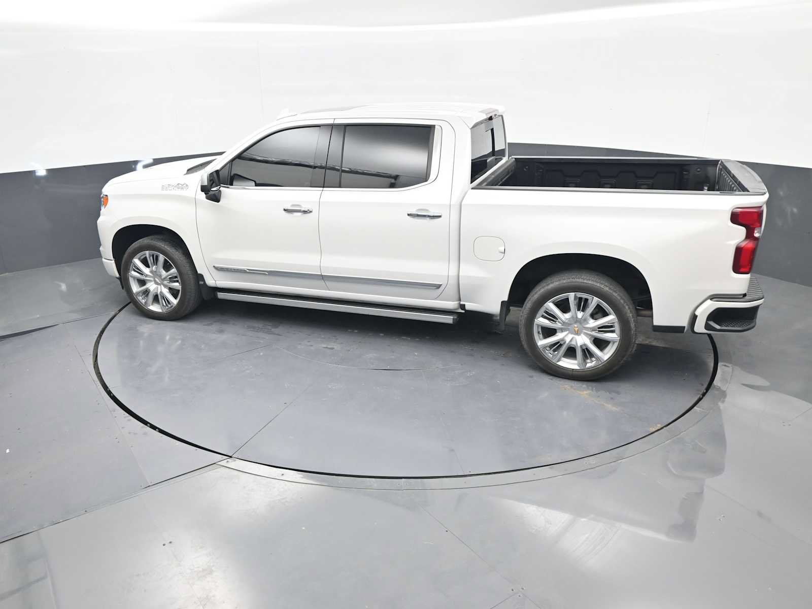 Used 2024 Chevrolet Silverado 1500 High Country w/ High Country Premium Package AWD/4WD image 34