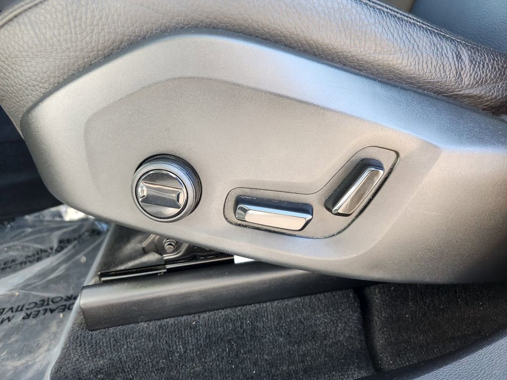 Used 2023 Volvo XC60 T8 Plus image 7