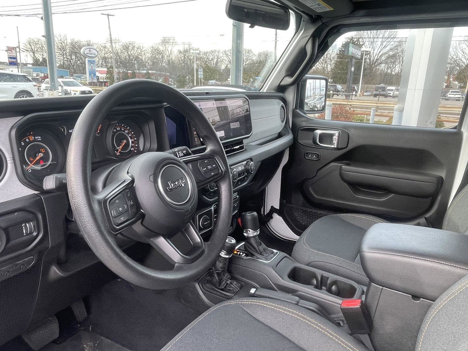 Used 2025 Jeep Gladiator Sport image 10