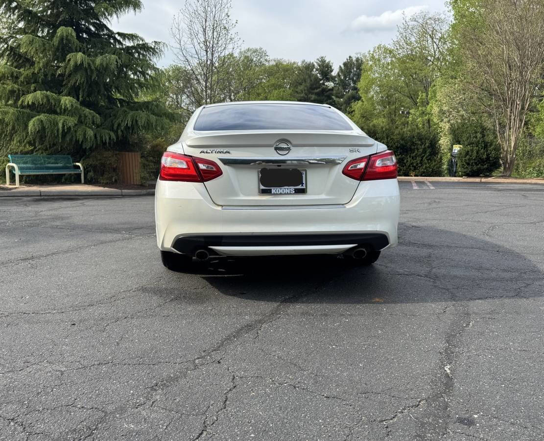 Used 2016 Nissan Altima 2.5 SR w/ Interior Lighting Package image 6