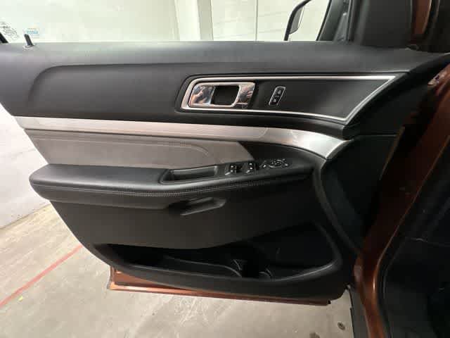 Used 2017 Ford Explorer XLT w/ Equipment Group 202A AWD/4WD image 17