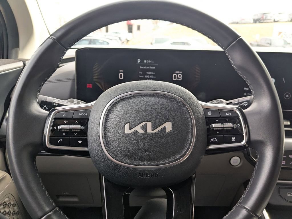 Used 2025 Kia Carnival image 14