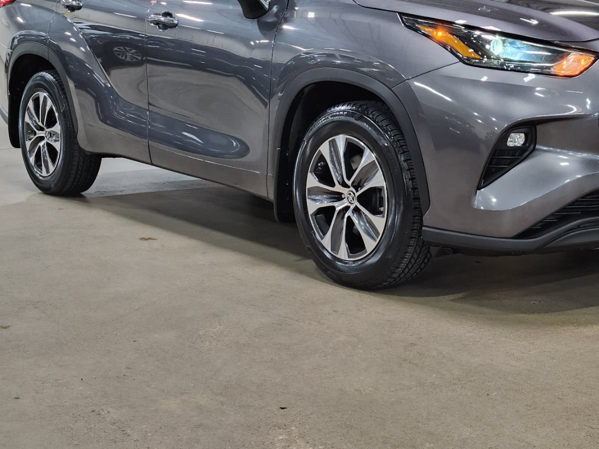 Used 2022 Toyota Highlander XLE FWD image 16
