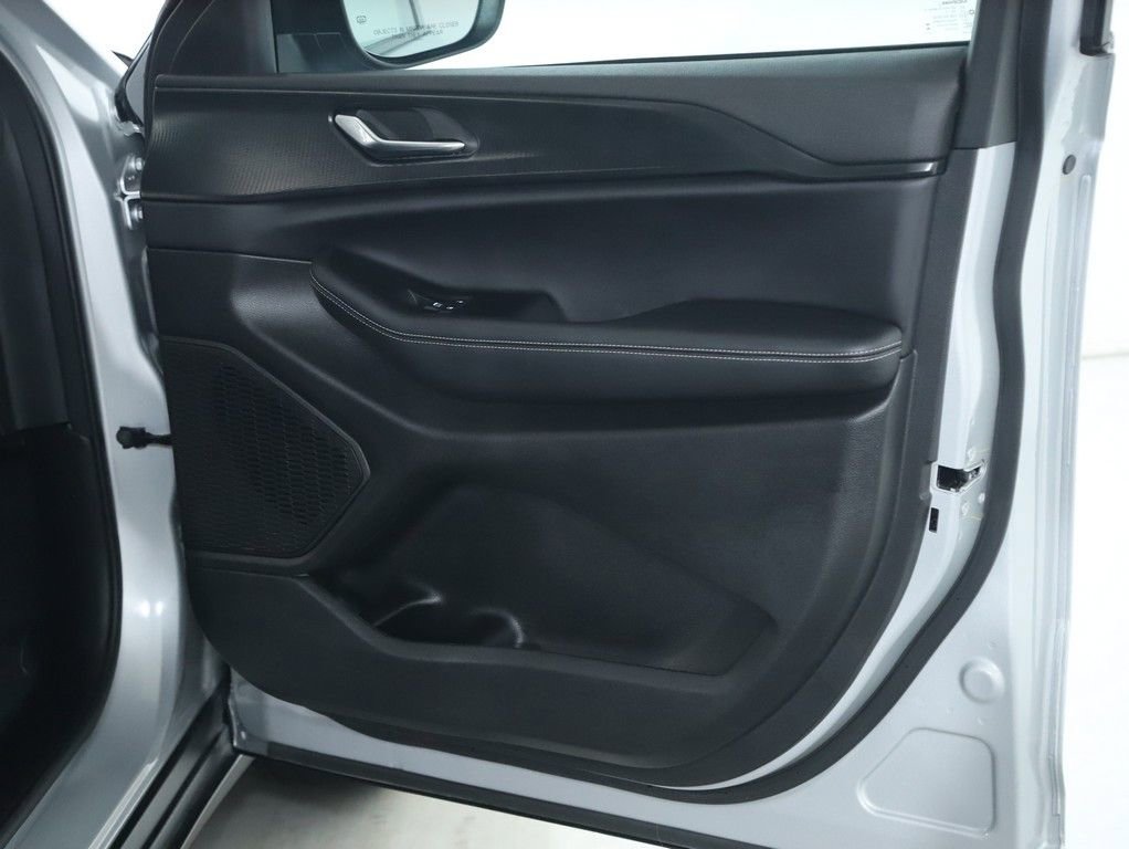 Used 2025 Jeep Grand Cherokee Laredo X image 33