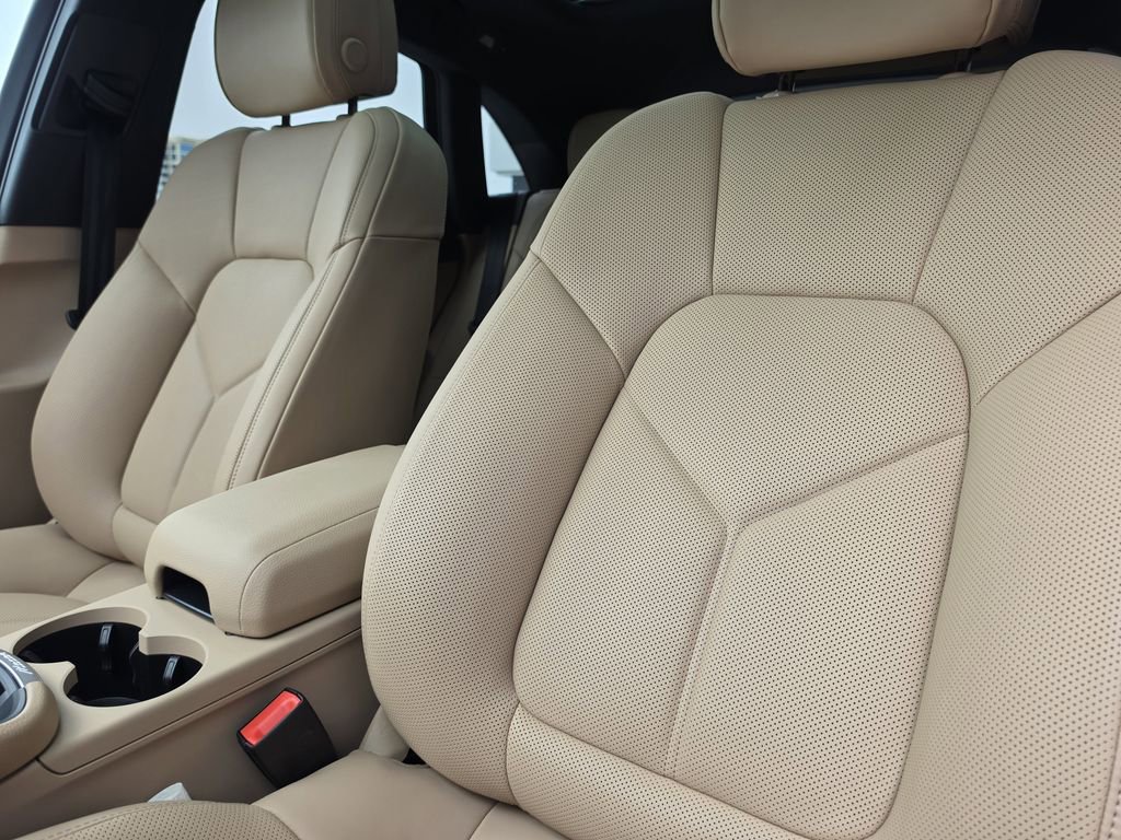 New 2026 Porsche Macan AWD/4WD image 5