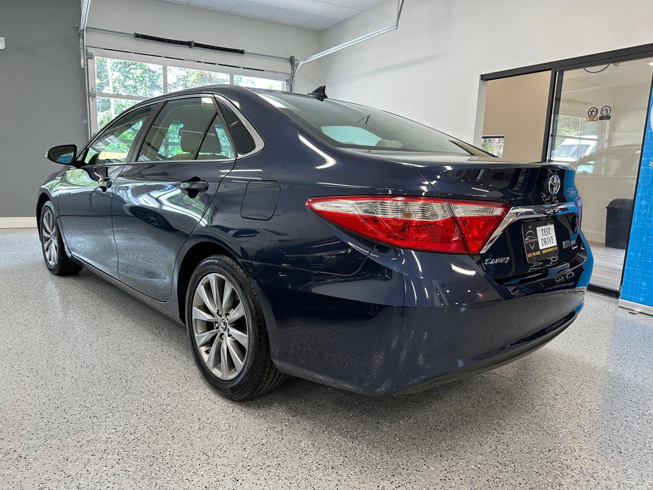 Used 2015 Toyota Camry XLE w/ Moonroof Package image 3