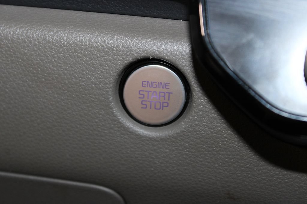 Used 2025 Kia Carnival FWD image 26