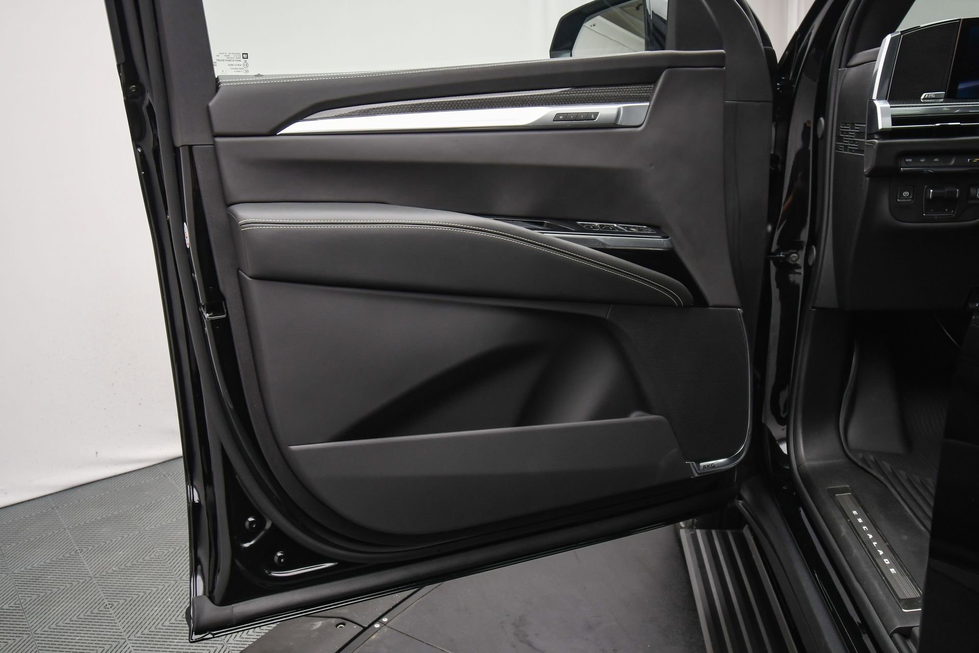 Used 2025 Cadillac Escalade V w/ LPO, ONYX Package image 51