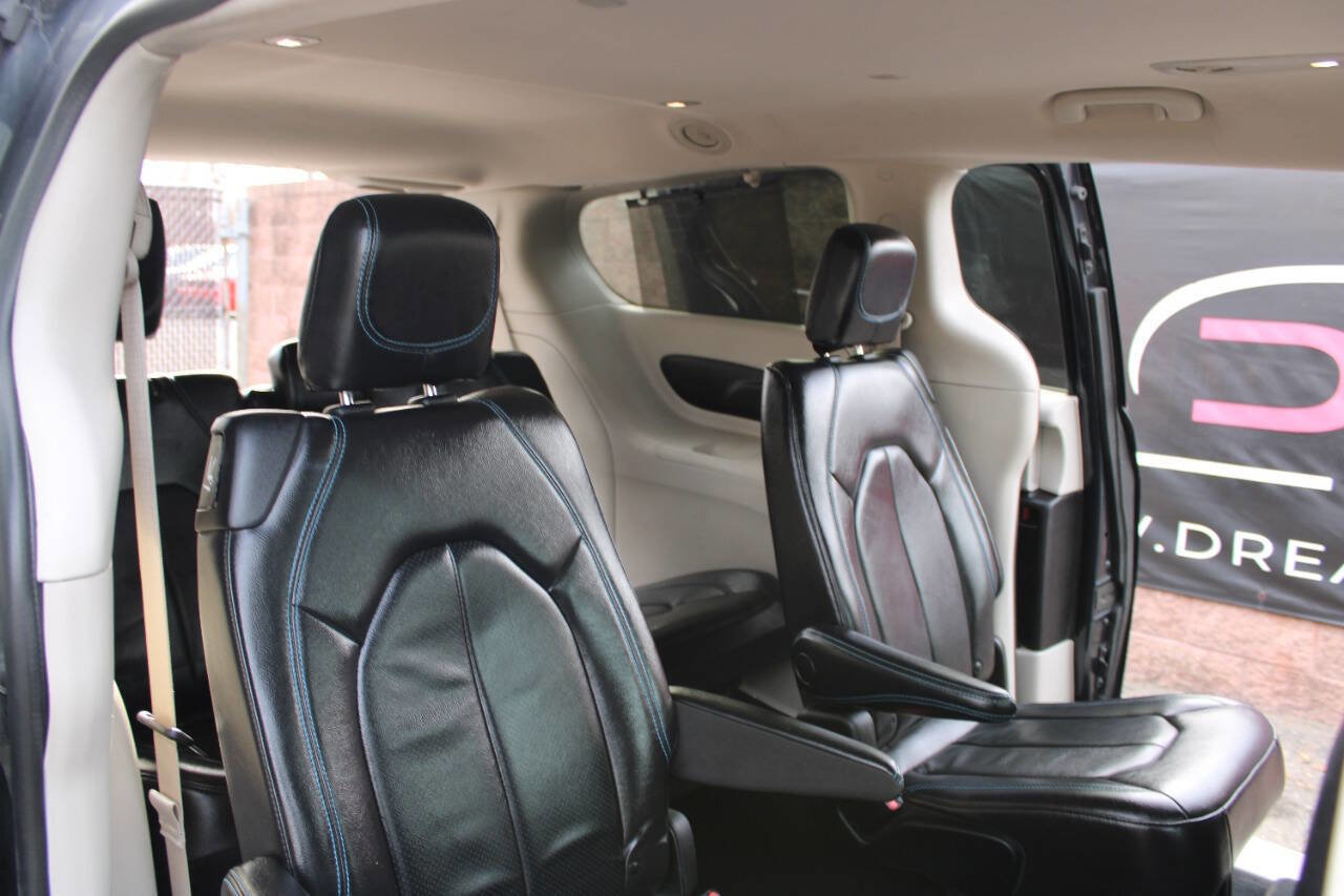 Used 2021 Chrysler Pacifica Touring-L FWD image 13