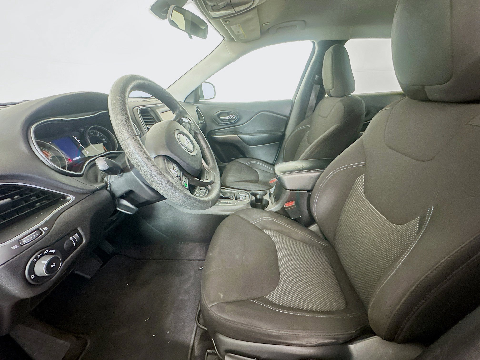 Used 2019 Jeep Cherokee Latitude w/ Popular Appearance Group FWD image 13