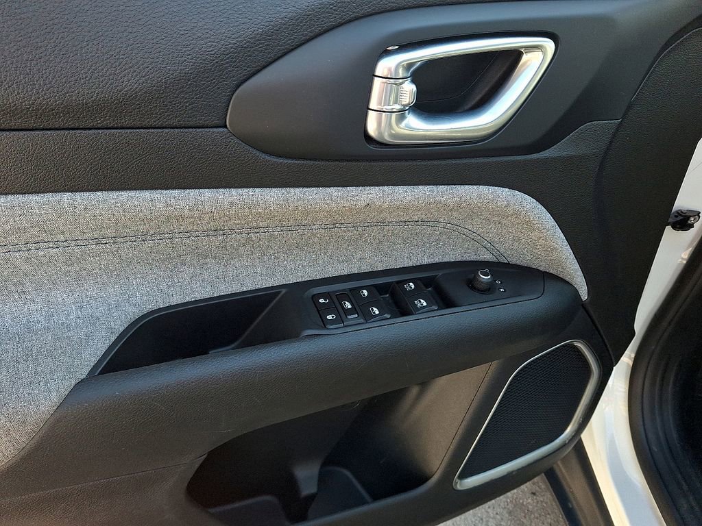 Used 2024 Jeep Compass Latitude image 12