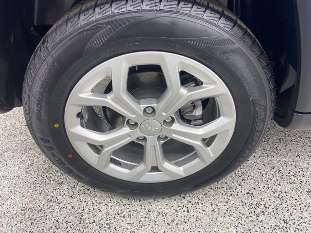 Used 2024 Jeep Compass Latitude AWD/4WD image 5
