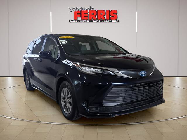 Used 2023 Toyota Sienna LE image 7