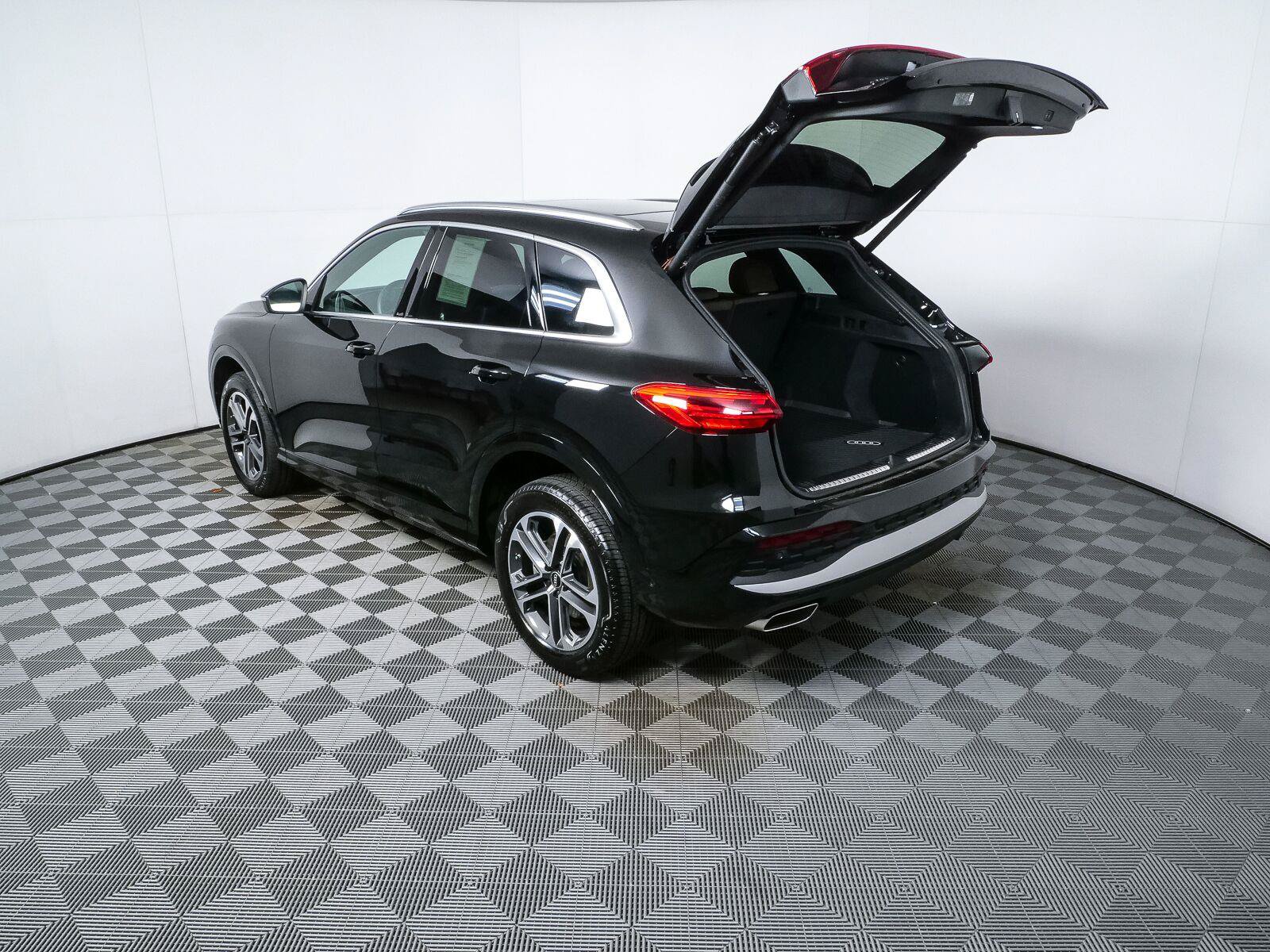 Used 2025 Audi Q5 Premium w/ Convenience Package AWD/4WD image 29