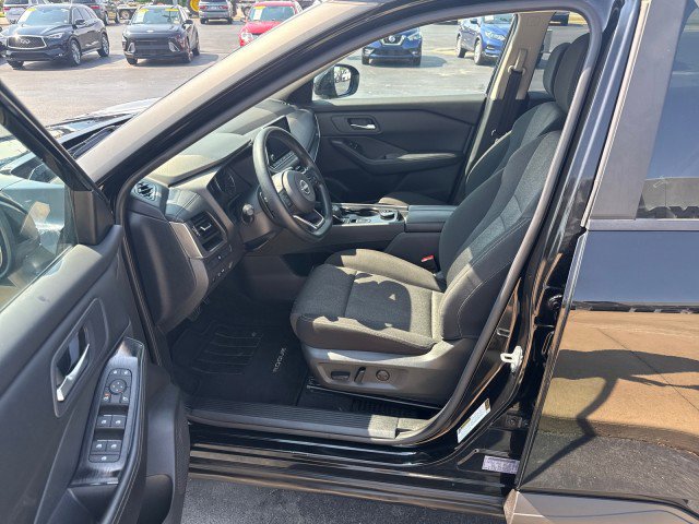 Used 2024 Nissan Rogue SV image 9