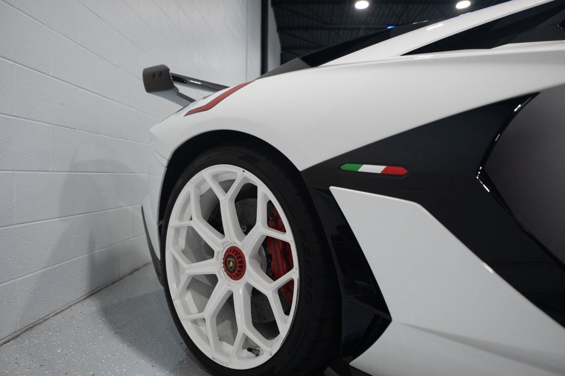 Used 2020 Lamborghini Aventador SVJ AWD/4WD image 11