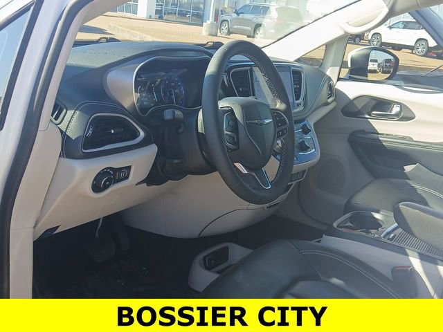 Used 2023 Chrysler Pacifica Touring-L image 10