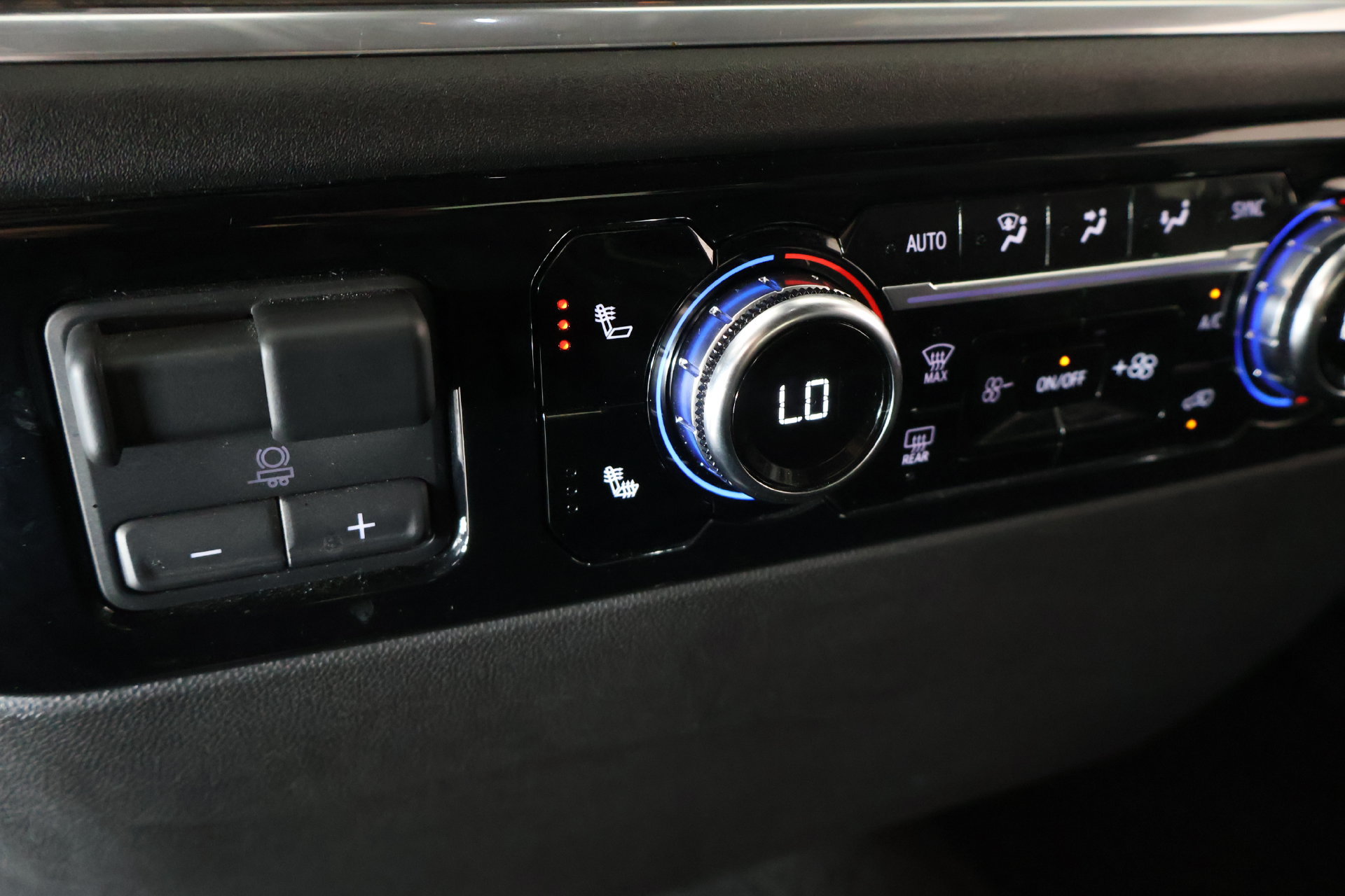 Used 2025 GMC Sierra 1500 SLT AWD/4WD image 8