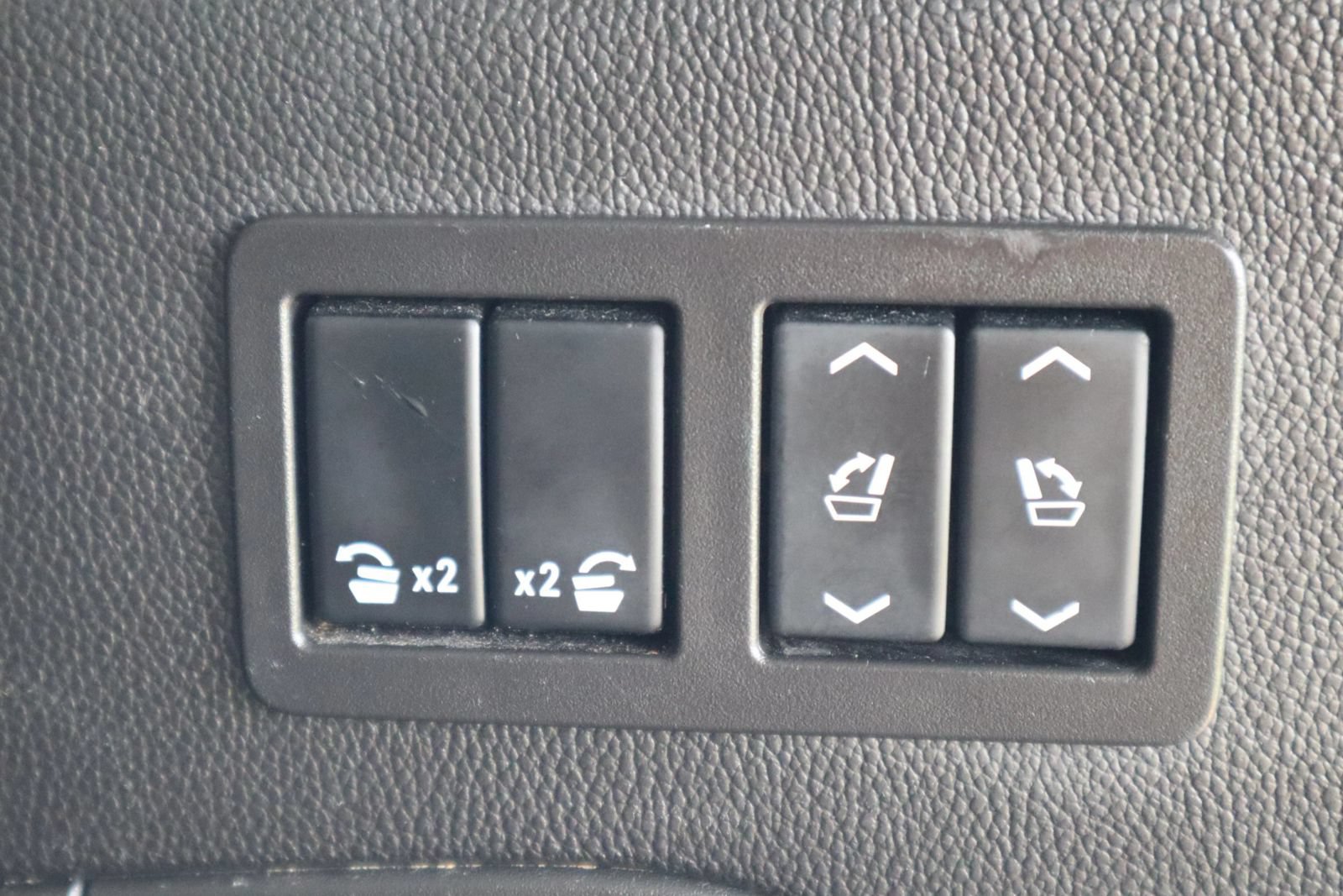 Used 2015 Chevrolet Suburban LTZ RWD image 17