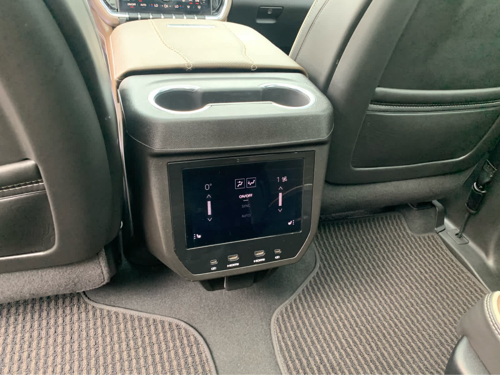 Used 2025 GMC Yukon XL Denali Ultimate AWD/4WD image 26