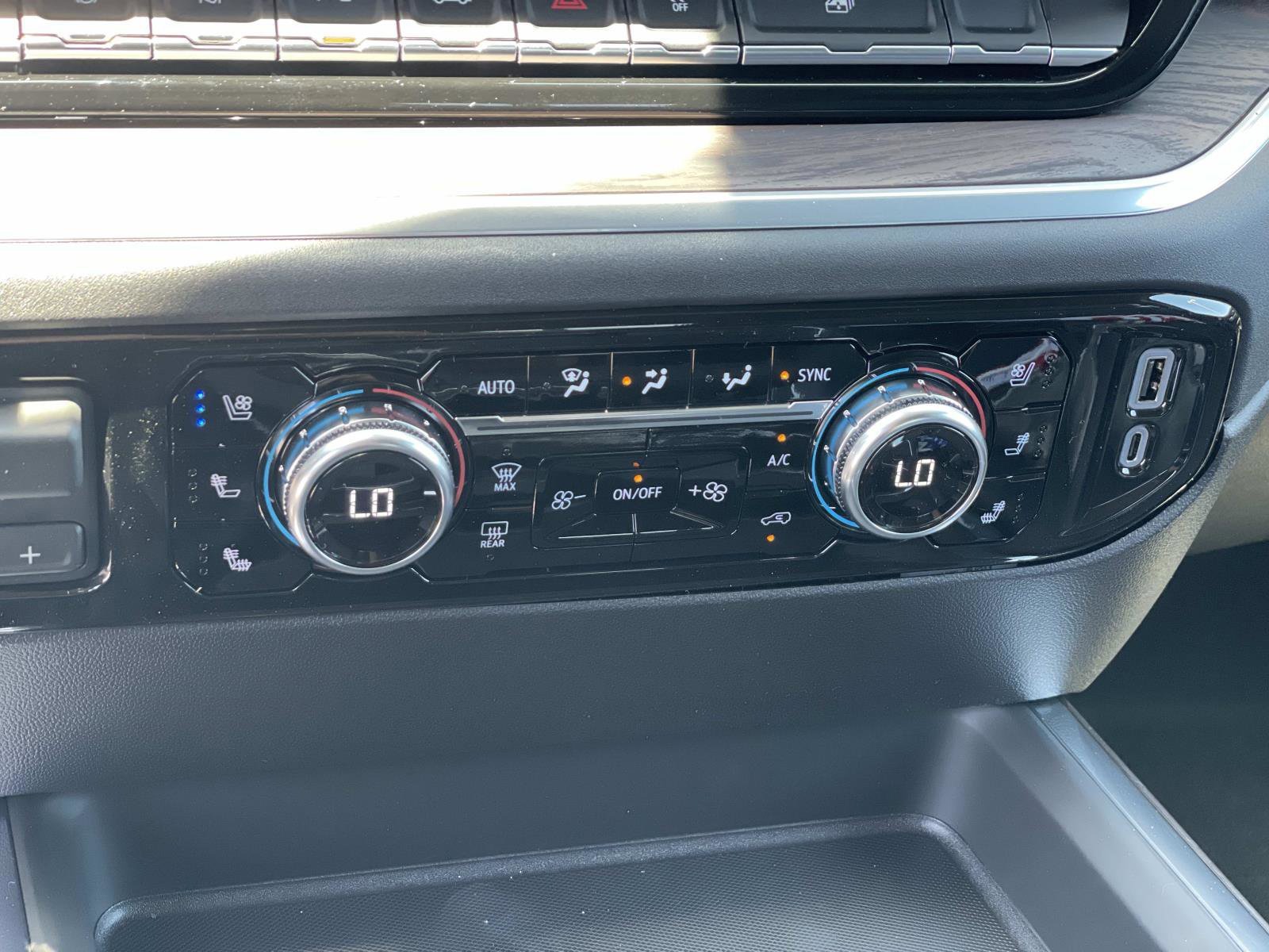 New 2026 GMC Sierra 2500 SLT w/ SLT Premium Package AWD/4WD image 15