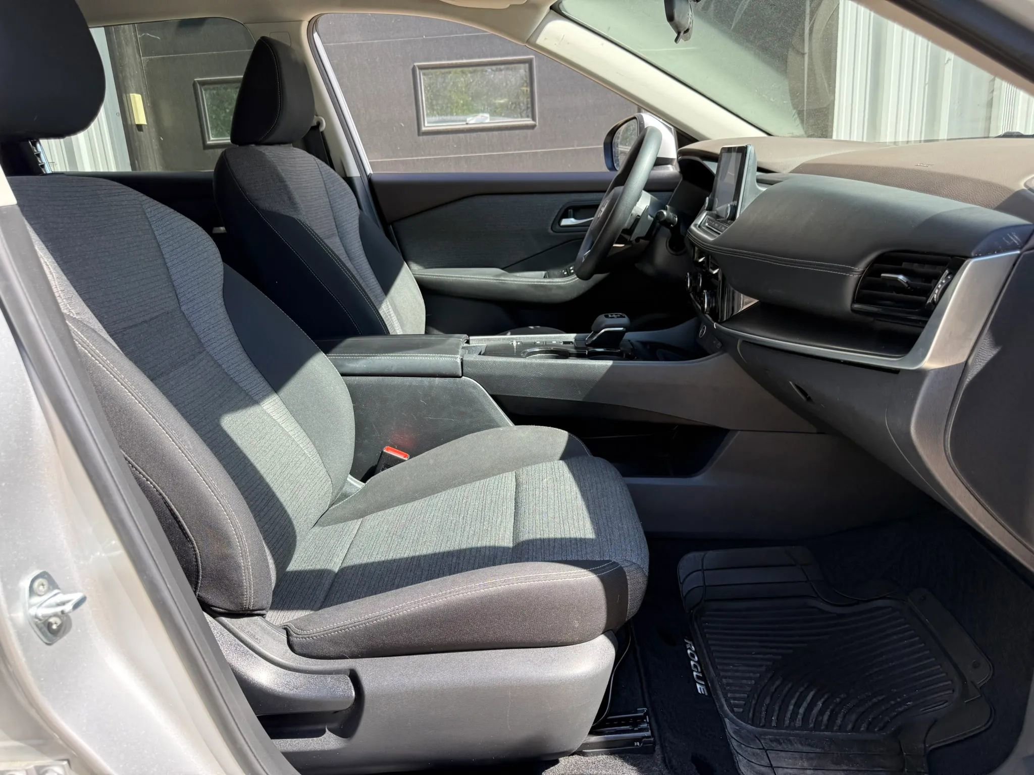 Used 2022 Nissan Rogue SV FWD image 9