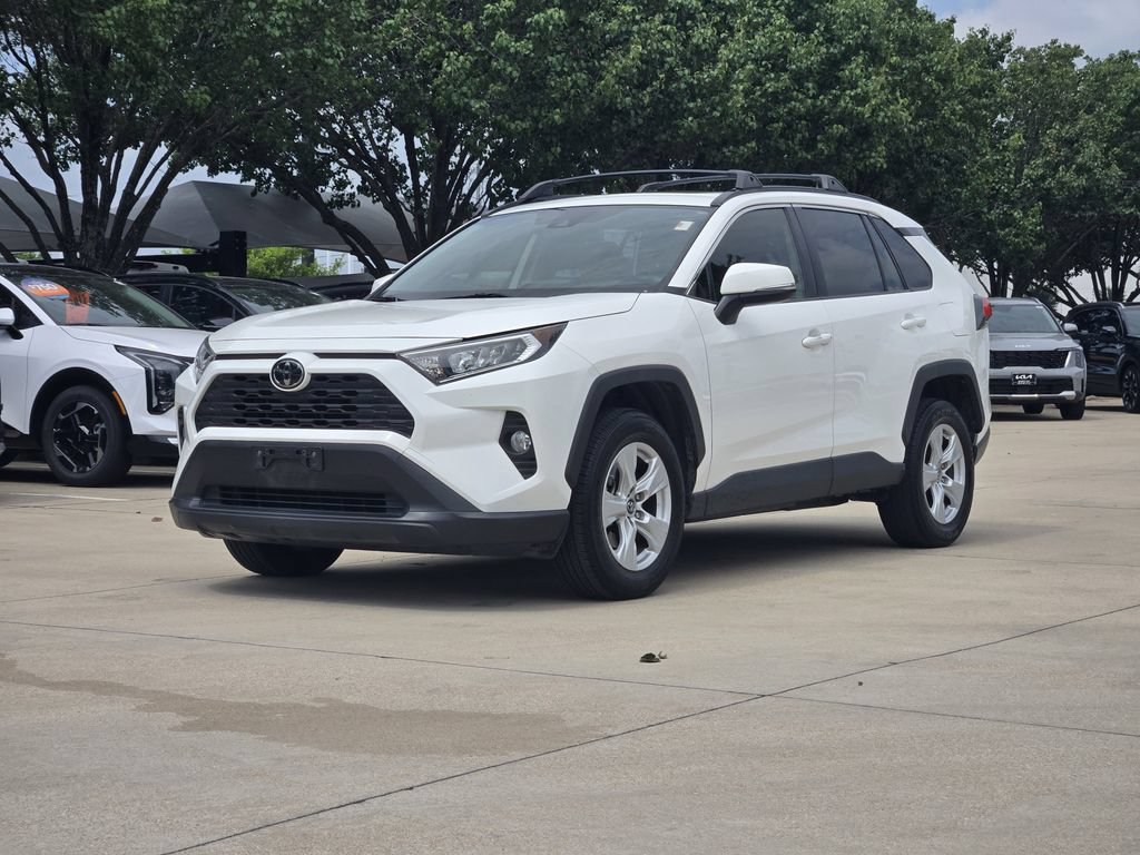 Used 2019 Toyota RAV4 XLE w/ Convenience Package FWD image 2