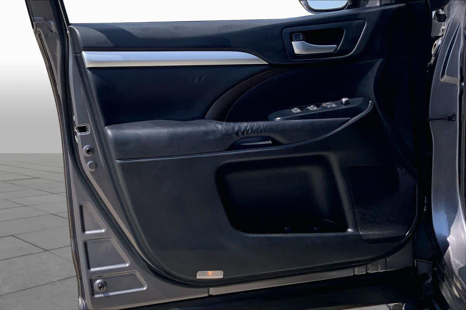 Used 2015 Toyota Highlander XLE FWD image 21