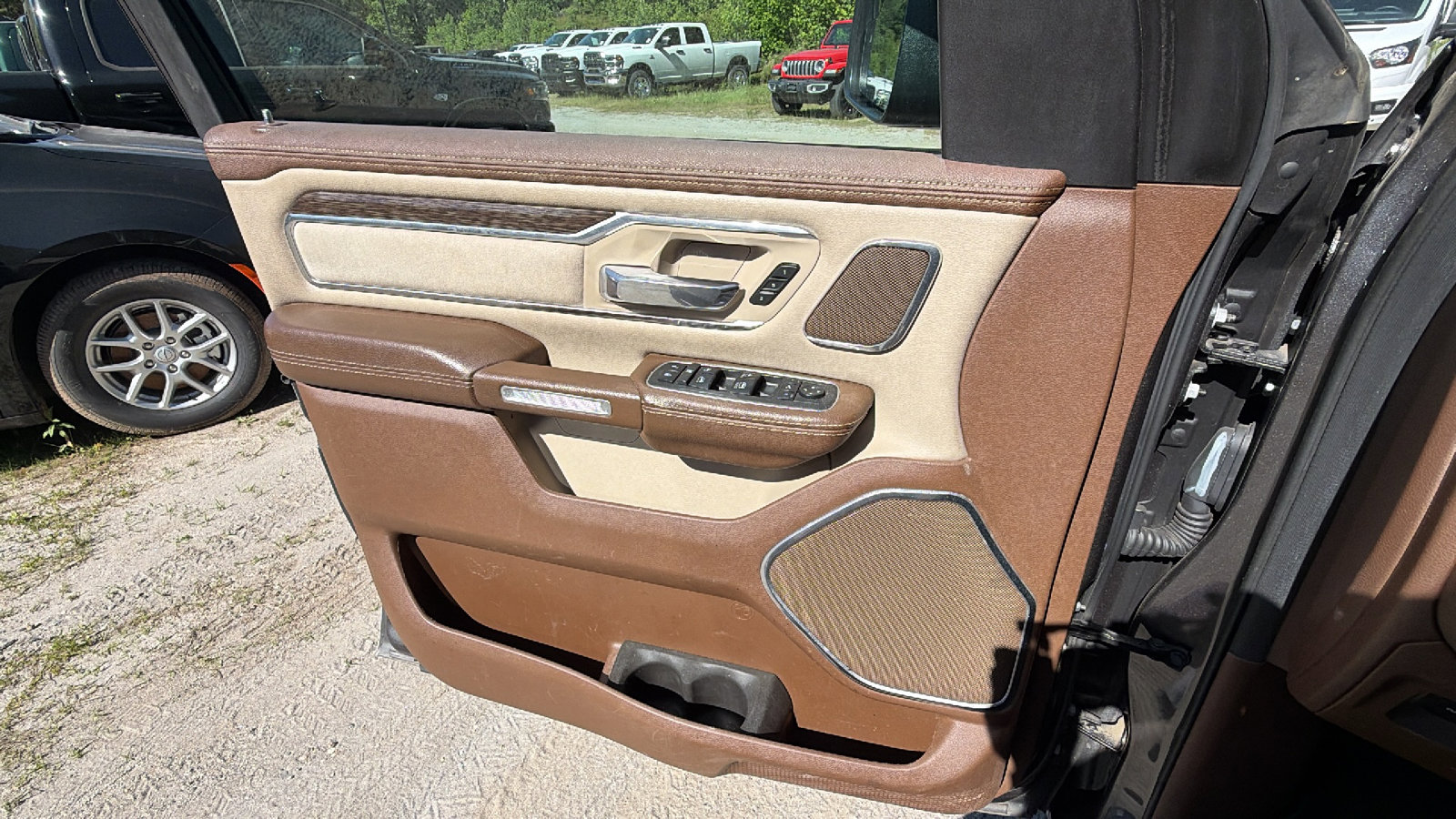 Used 2019 RAM 1500 Laramie AWD/4WD image 15