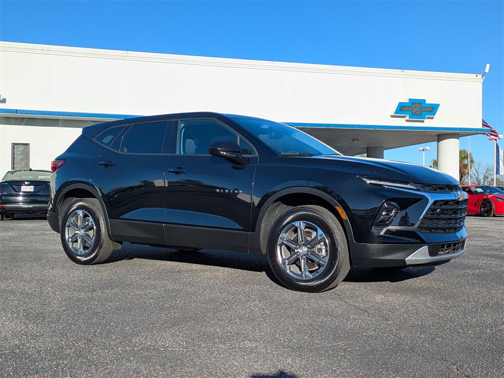 Used 2025 Chevrolet Blazer LT image 2