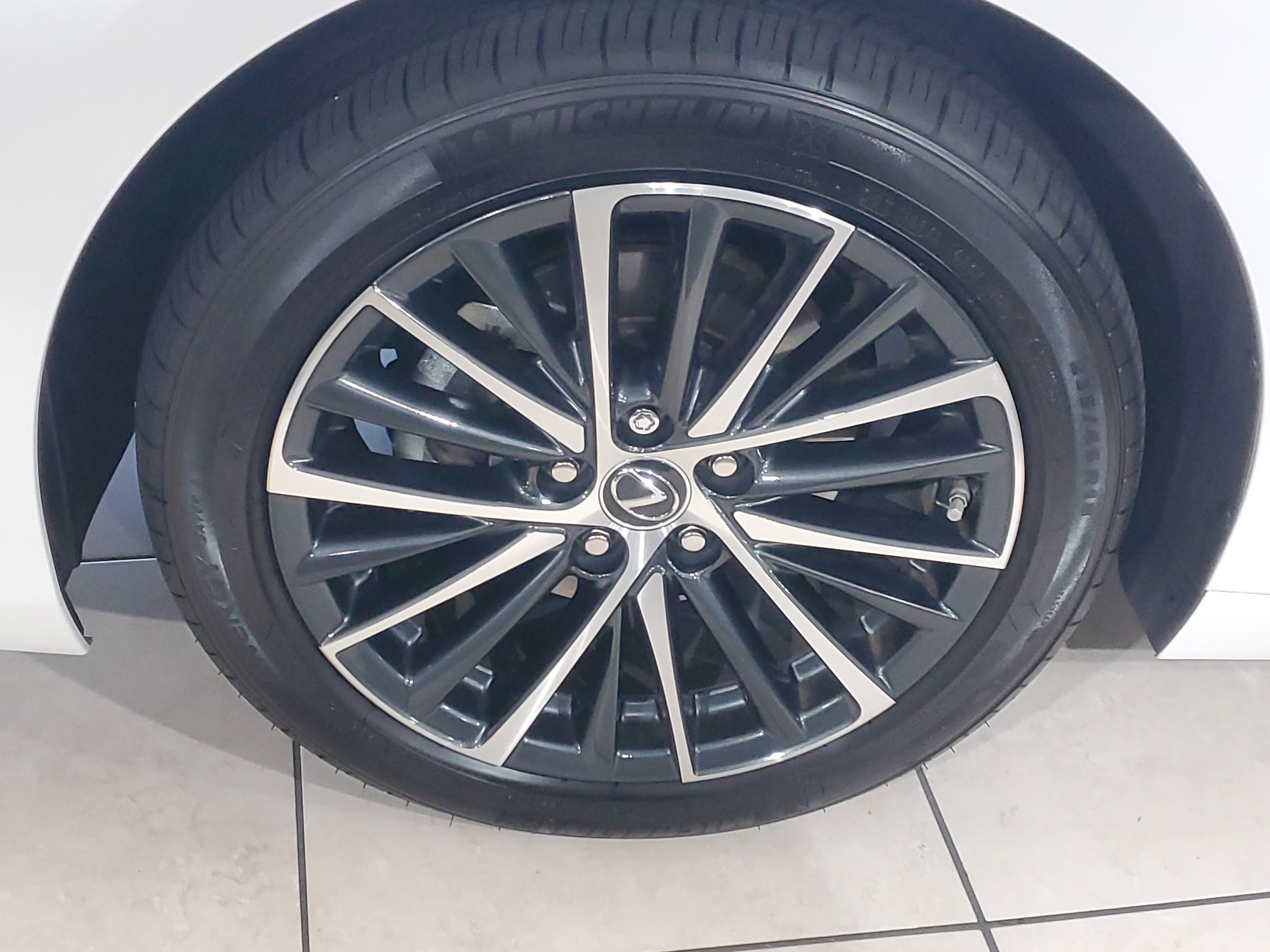 Used 2025 Lexus ES 300h w/ Premium Package image 5