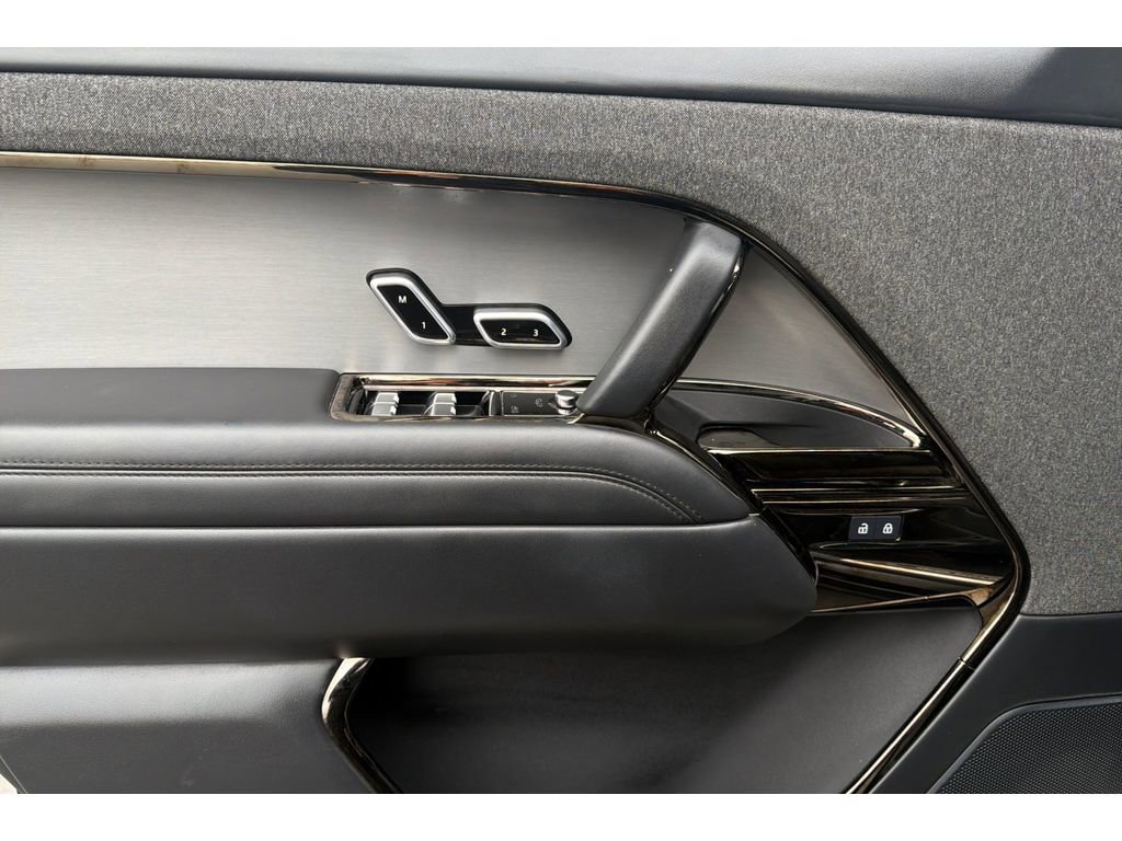 Used 2025 Land Rover Range Rover Sport SE image 11
