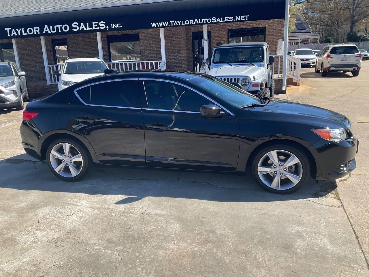 Used 2013 Acura ILX w/ Premium Package image 2