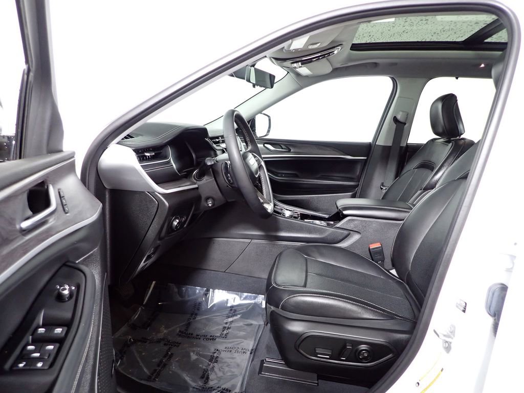 Used 2023 Jeep Grand Cherokee Limited w/ Luxury Tech Group II AWD/4WD image 25
